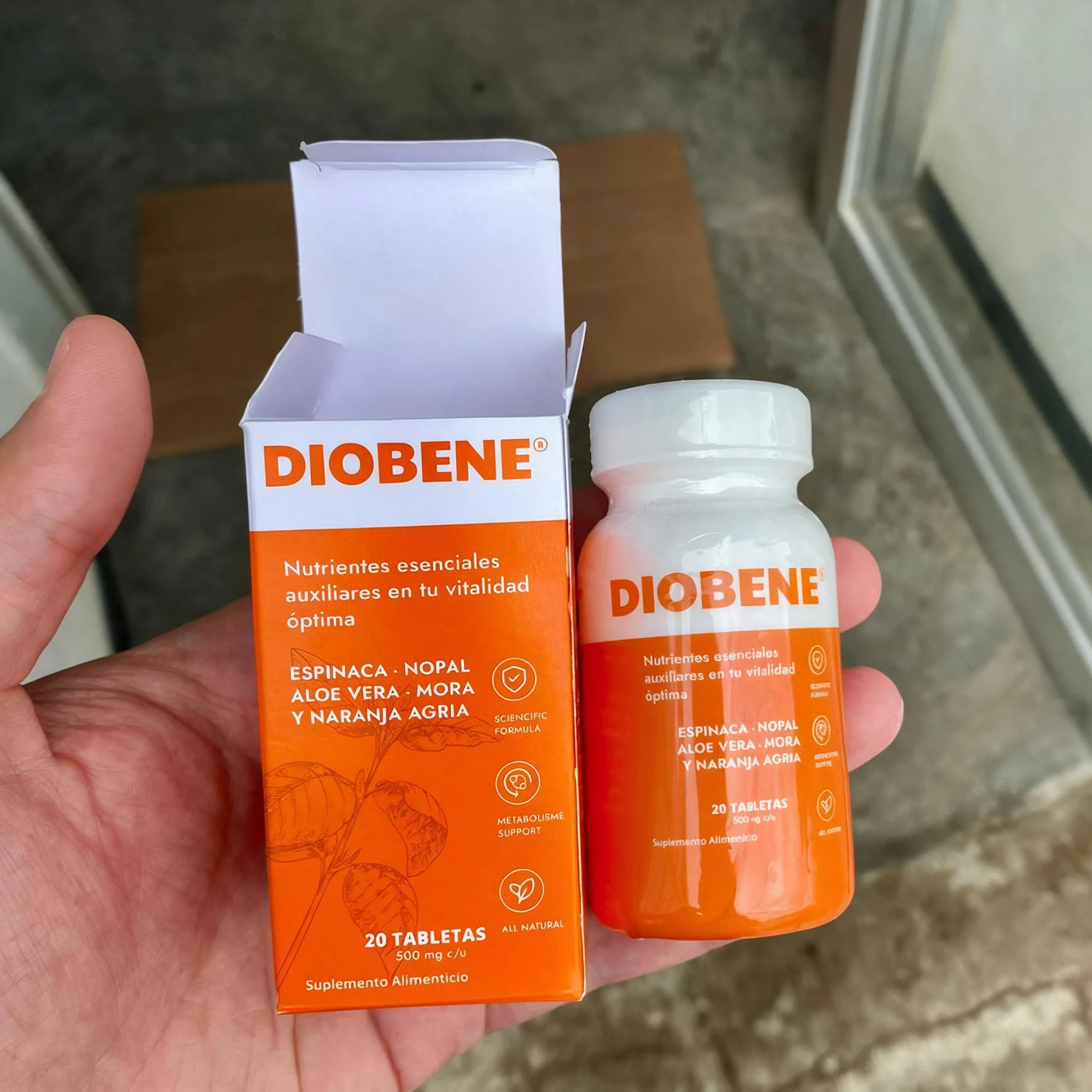 Foto del envase y frasco de Diobene en mano de Antonio L. desde Sevilla